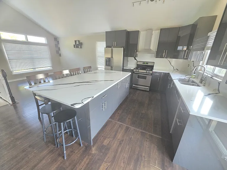 302 Barton Ct — Photo 5
