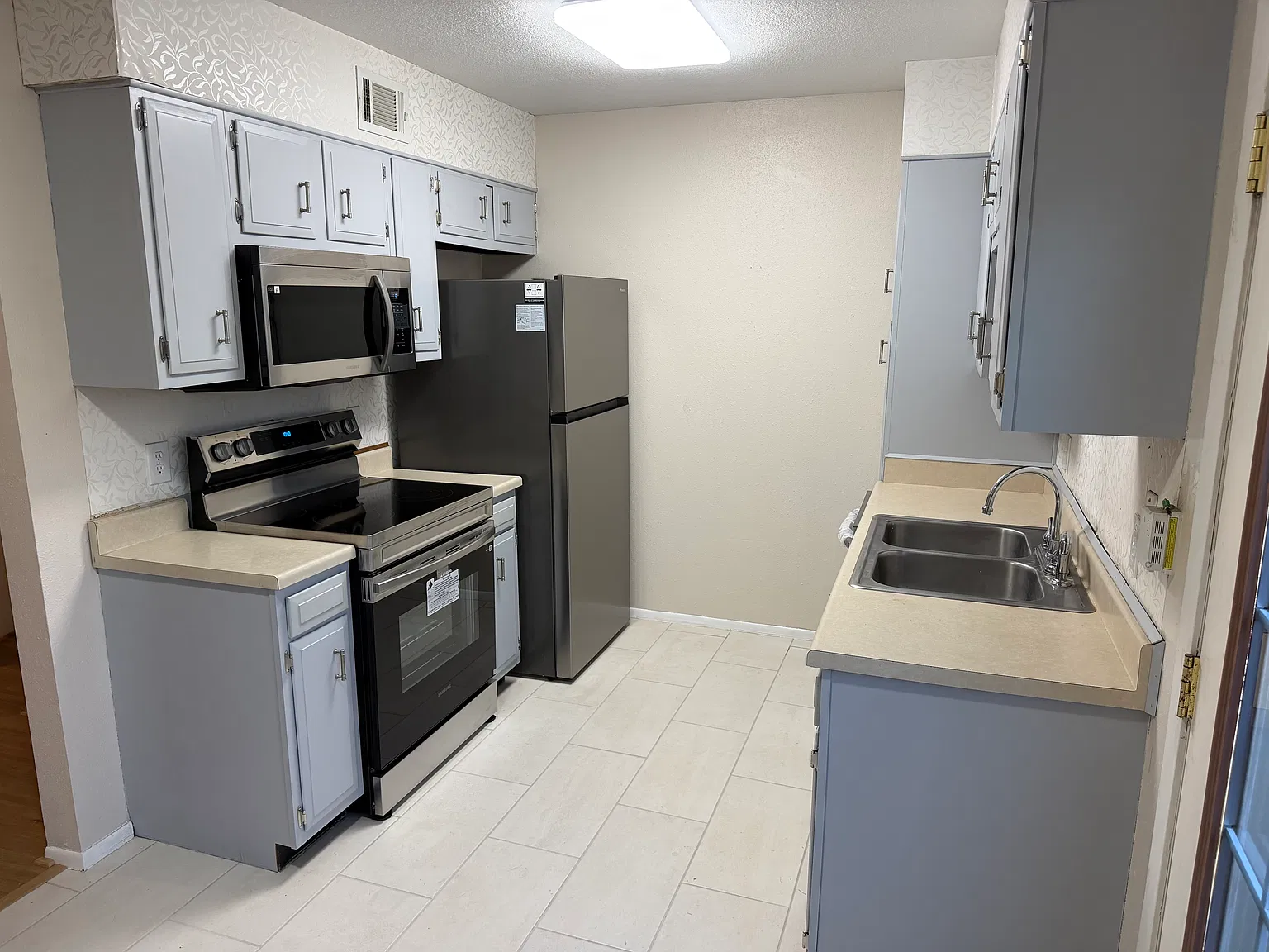 2 bed, 1.5 bath, 900 sqft, $1,200 — Photo 2