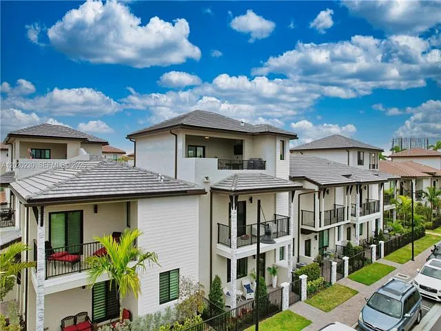 3 bed, 4.0 bath, 2116 sqft, $5,000 — Photo 2