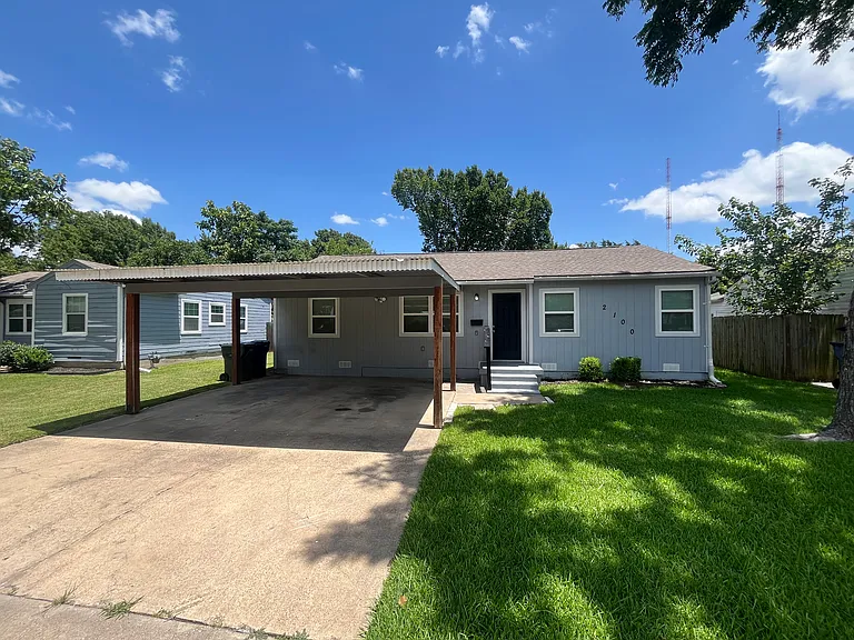 2100 Camden Dr — Photo 3