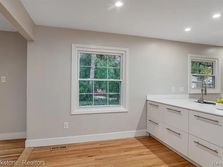 165 Woodedge Dr — Photo 8