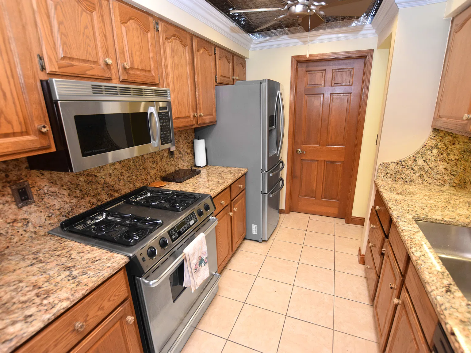3 bed, 2.5 bath, 1711 sqft, $2,600 — Photo 2