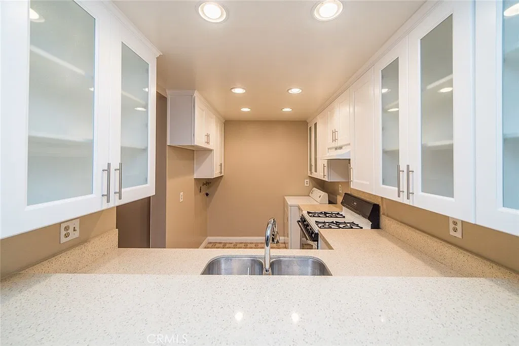 2 bed, 1.5 bath, 1000 sqft, $3,050 — Photo 4