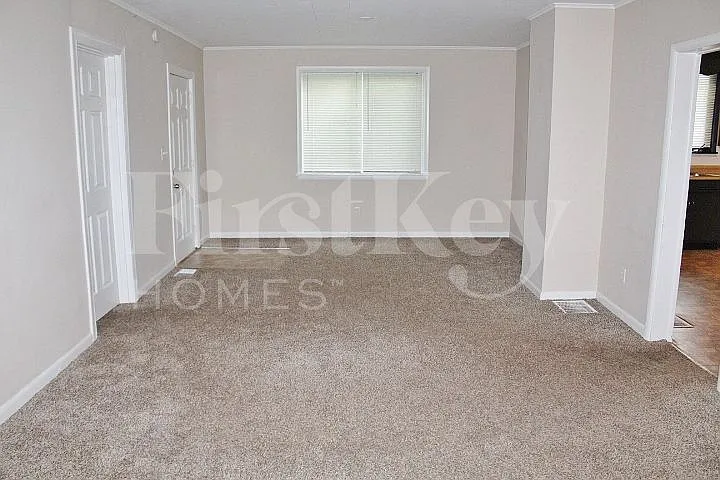 304 E 4th St — Photo 3