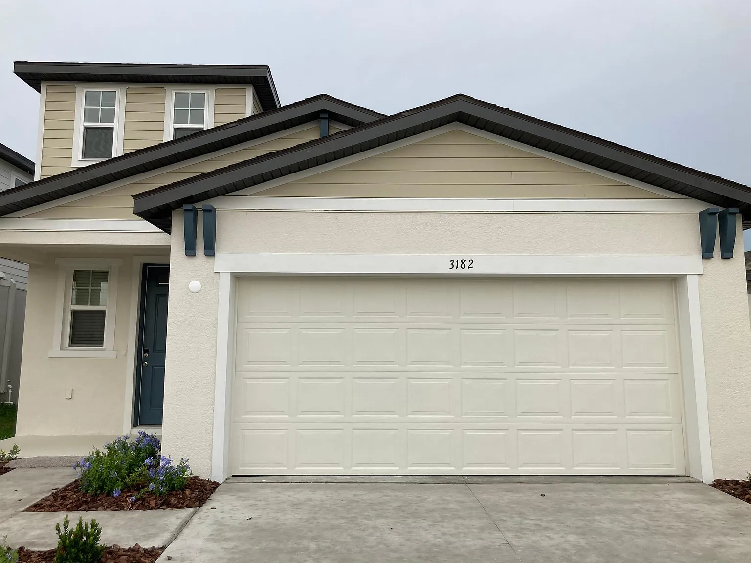 4 bed, 2.5 bath, 2168 sqft, $2,600 — Photo 1