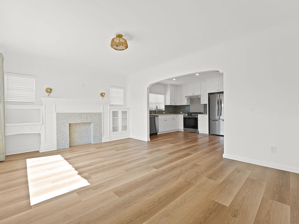 1st image of 4423 3rd Ave #4425
