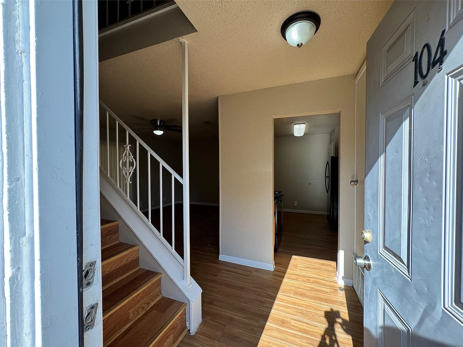 1 bed, 1.5 bath, 903 sqft, $1,149 — Photo 2