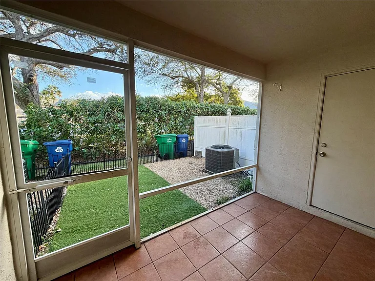 9914 NW 56th Pl — Photo 5