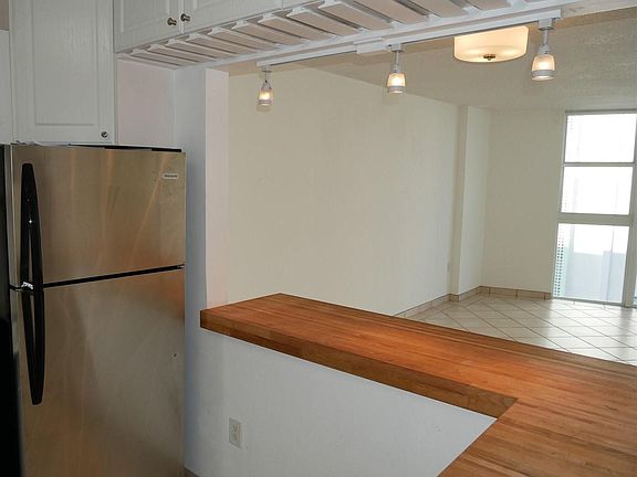 4th image of 1228 West Ave #7