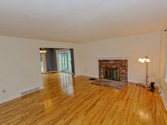 3rd image of 8 Ponderosa Dr