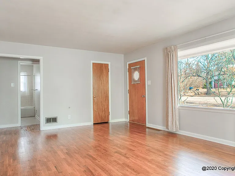 2622 Tremont St — Photo 9
