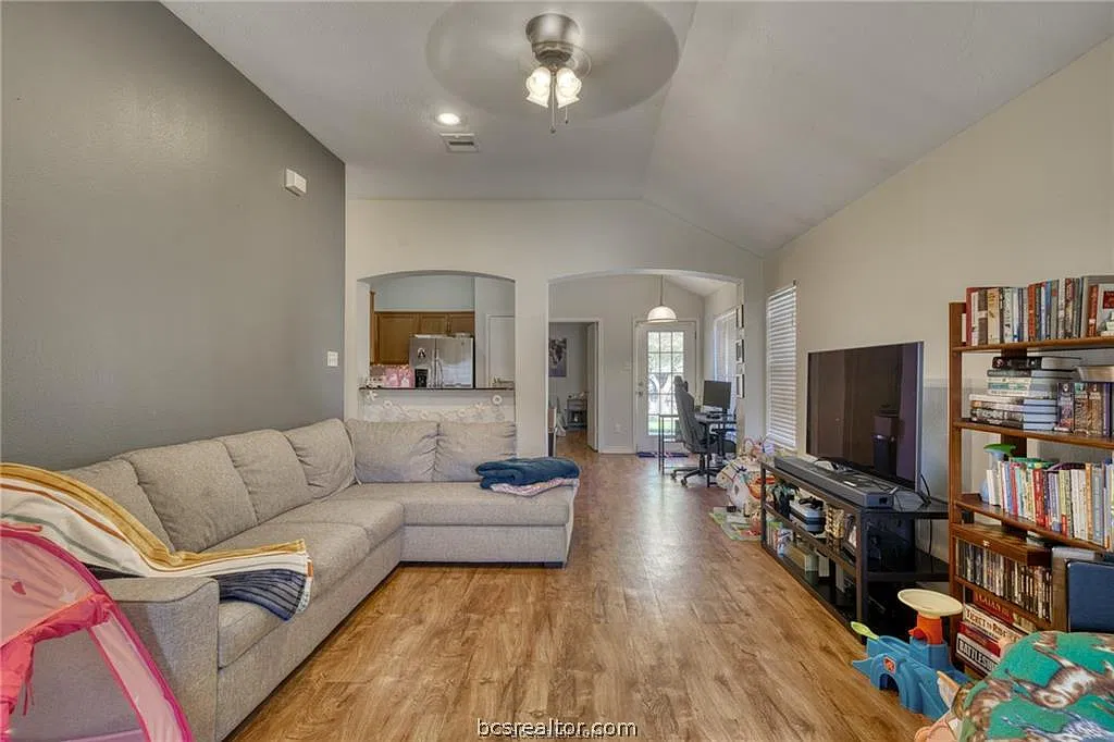 3 bed, 1182 sqft, $1,900 — Photo 4