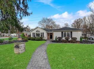 4 Lakeside Dr, Matawan, NJ 07747