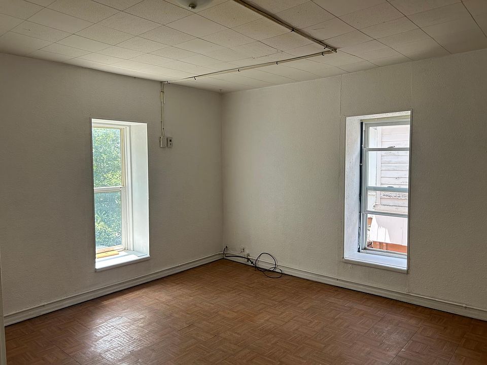 1st image of 815 E 10th St Unit 2