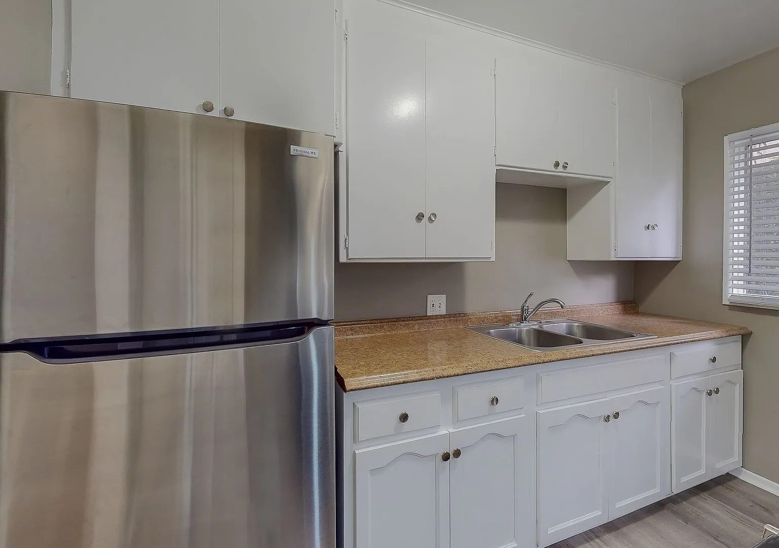 1818 N Kingsley Drive — Photo 2