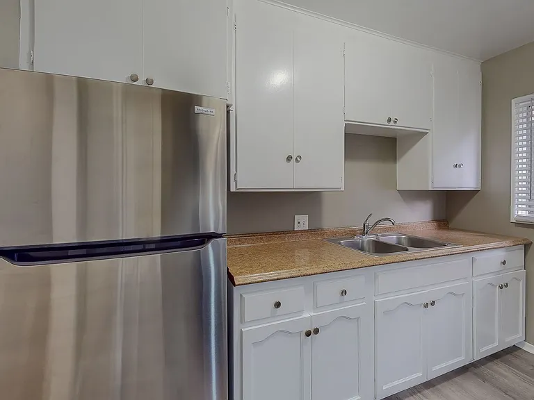 1818 N Kingsley Dr — Photo 17