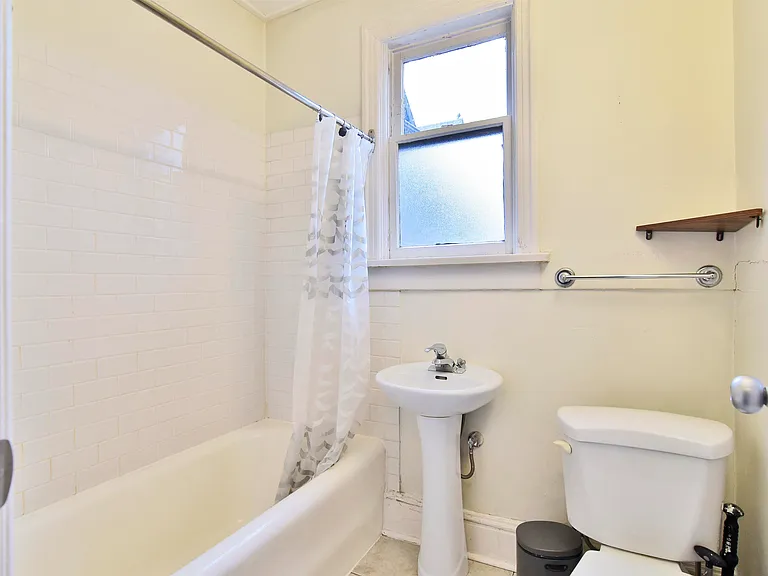 935 Jervis St #5 — Photo 5