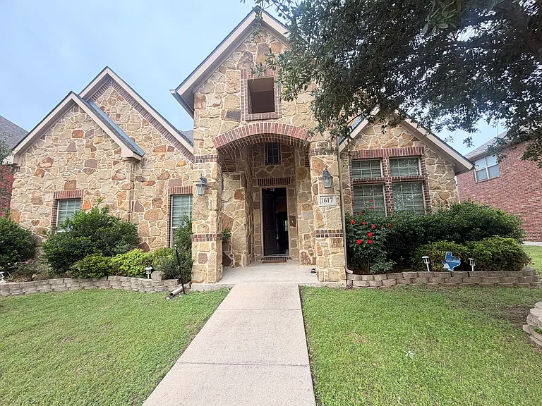 1617 Sul Ross Dr — Photo 1