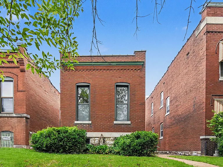 4416 S Grand Blvd — Photo 1