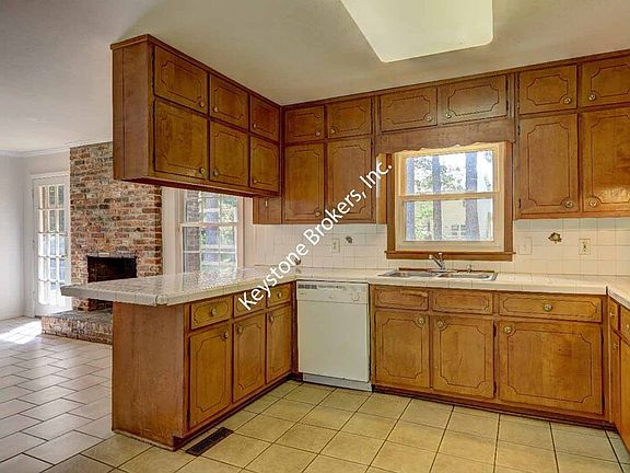 3rd image of 6092 Meadowbrook Dr