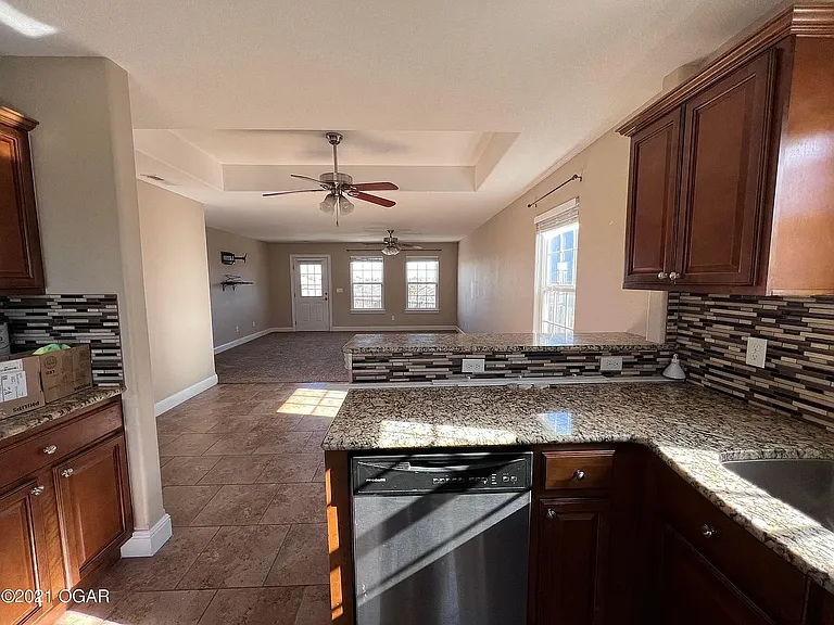2523 Empire Ave — Photo 3
