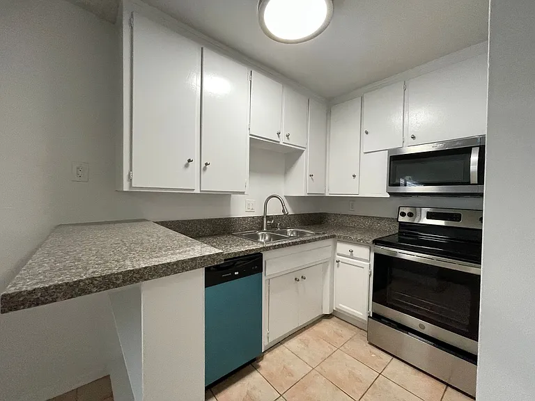 6340 Vineland Ave — Photo 8
