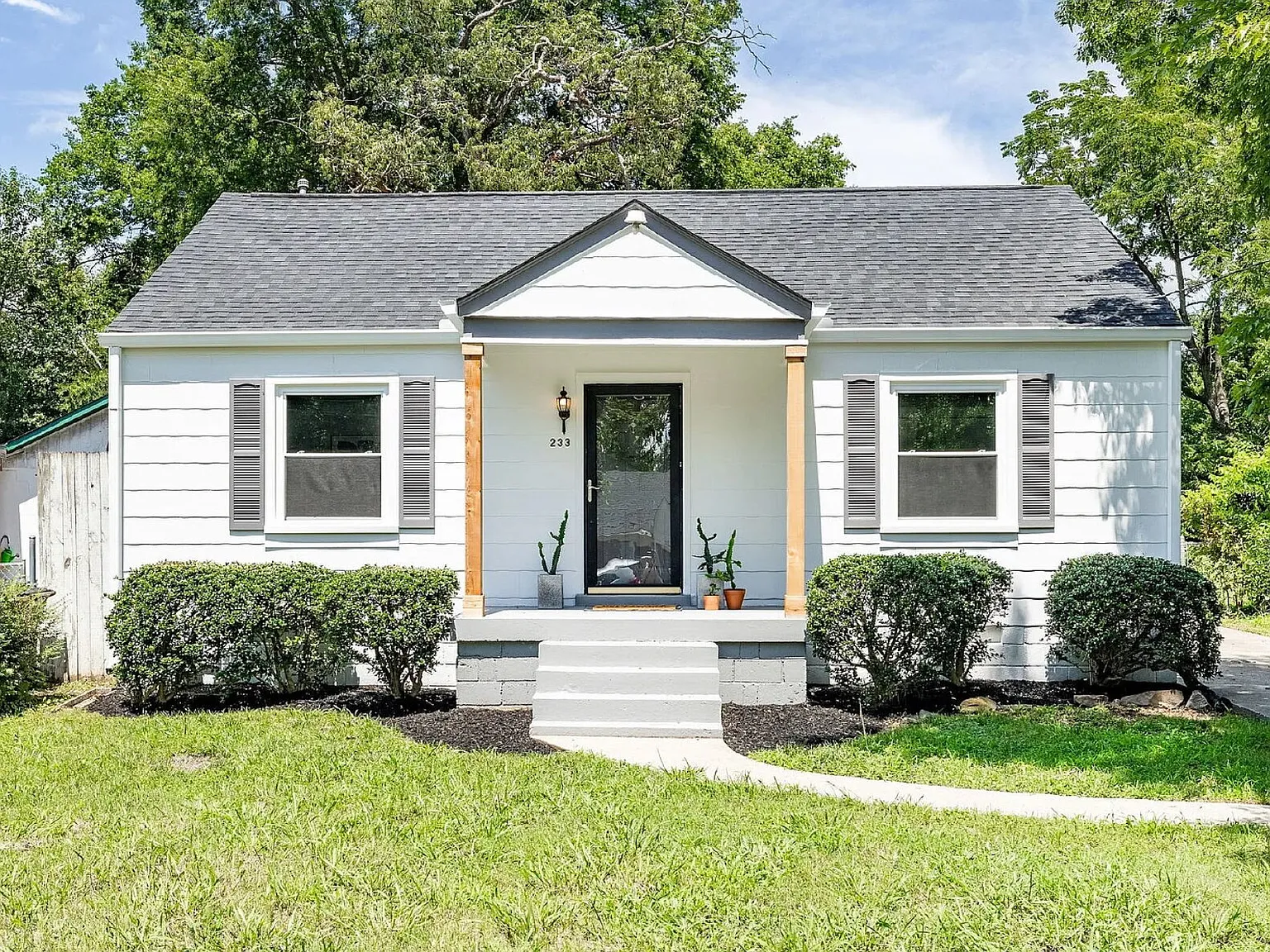 2 bed, 1.0 bath, 884 sqft, $1,700 — Photo 1