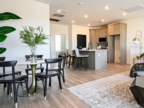 569 N Sylmar Ln, Clovis, CA 93611