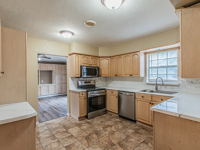 5203 Sutton Ct — Photo 18