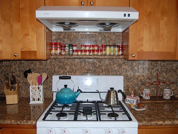 Five burner gas range with full granite backsplash