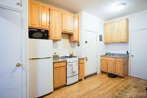 Rented by City Connections Realty | media 15