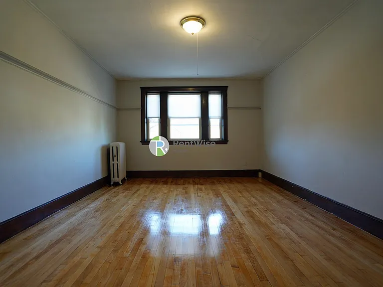 90 Cypress — Photo 12