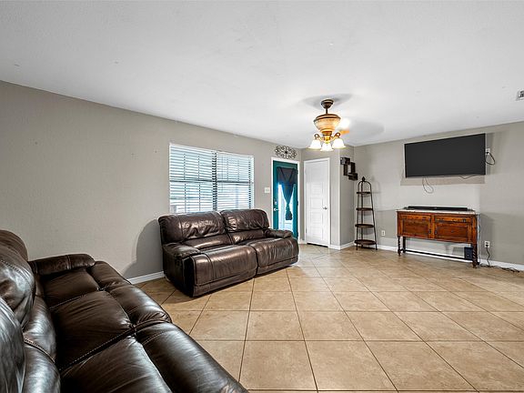 5th image of 1002 Caron St
