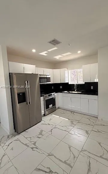 811 E 52nd St #102 — Photo 15