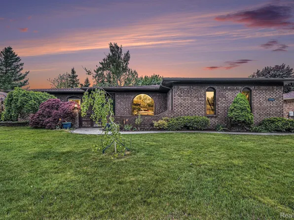 12040 Congress Dr, Utica, MI 48315