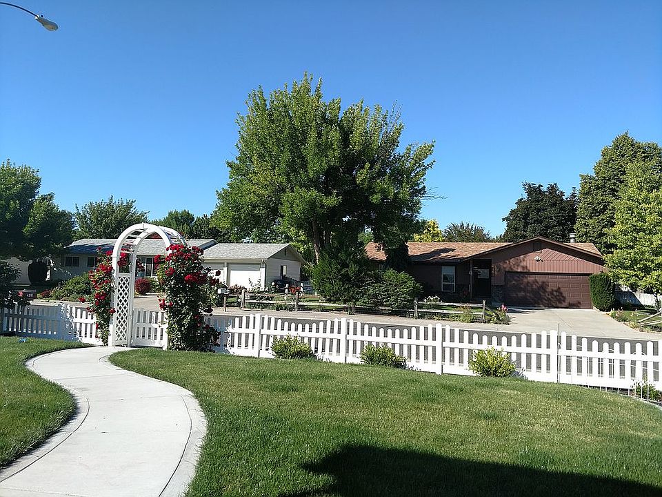 2nd image of 498 Parkway Cir