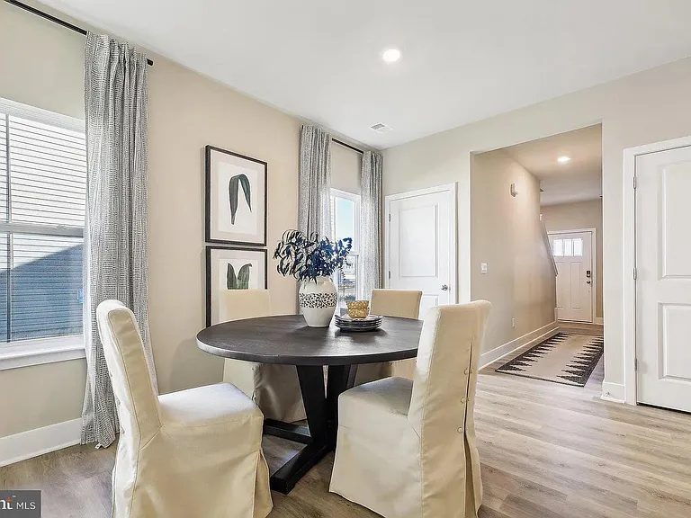 111 Charing Cross Dr — Photo 4