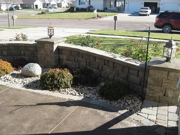 4th image of 1687 Oakwood Dr