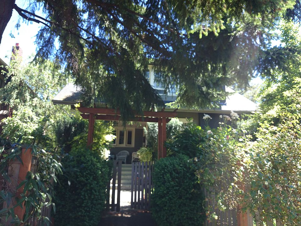 2nd image of 2324 Franklin Ave E