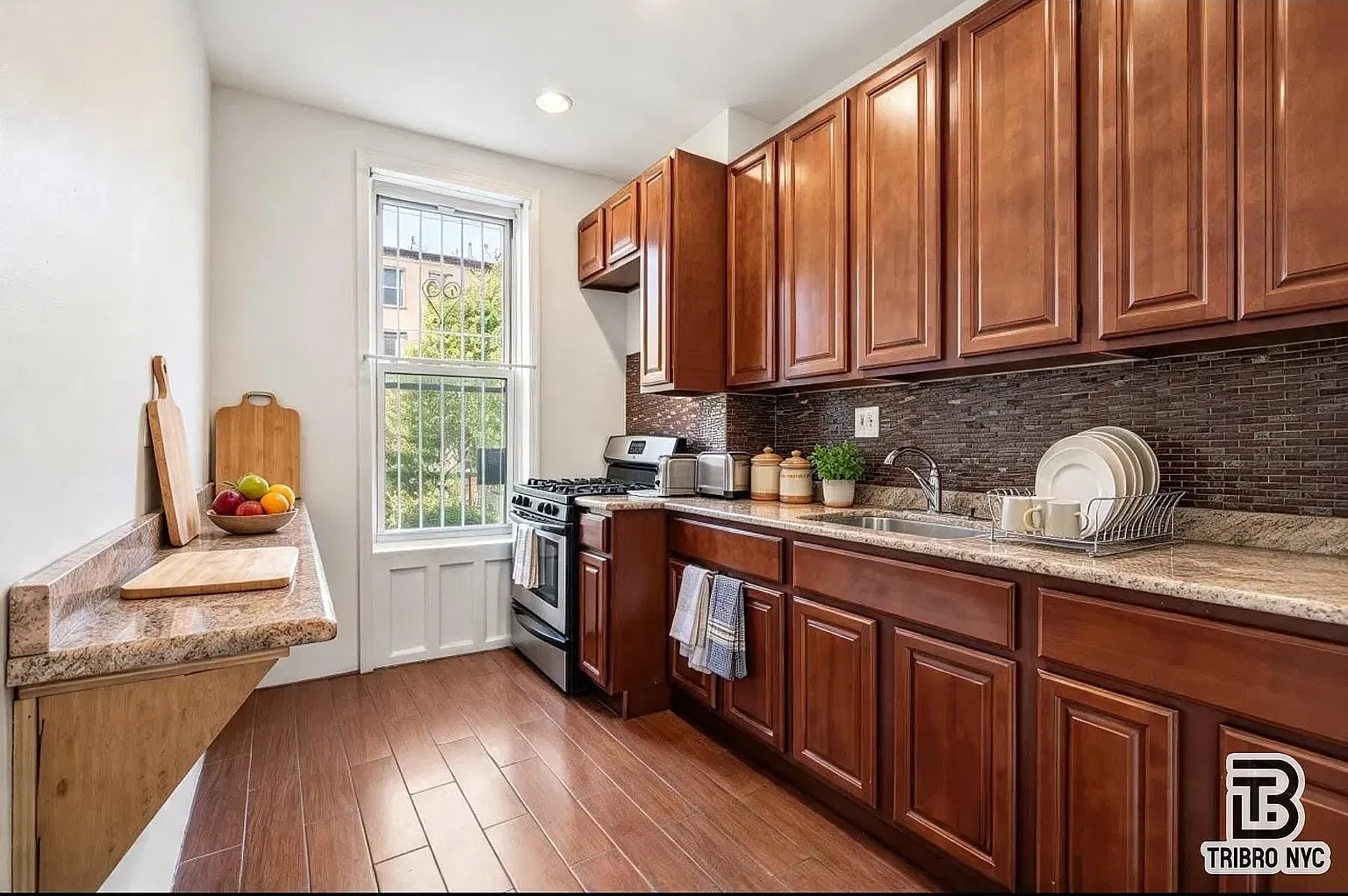567 Lexington Ave — Photo 2