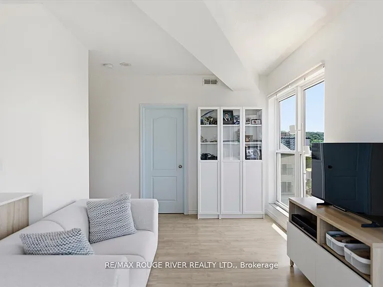 135 James St S #1401 — Photo 11