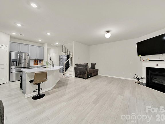 2nd image of 6009 Chelsea Oaks Rdg