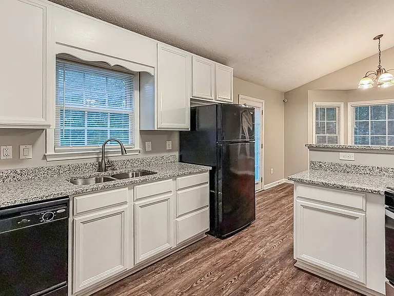 140 Loxley Ct — Photo 9