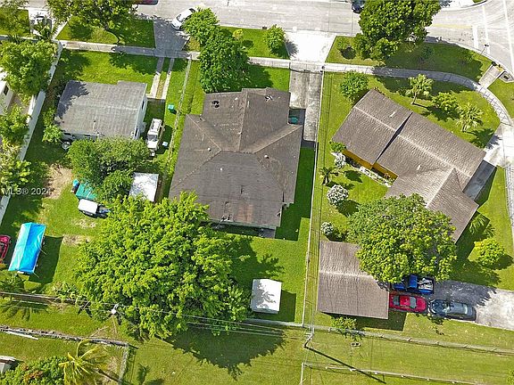 3rd image of 776 NW 10th St