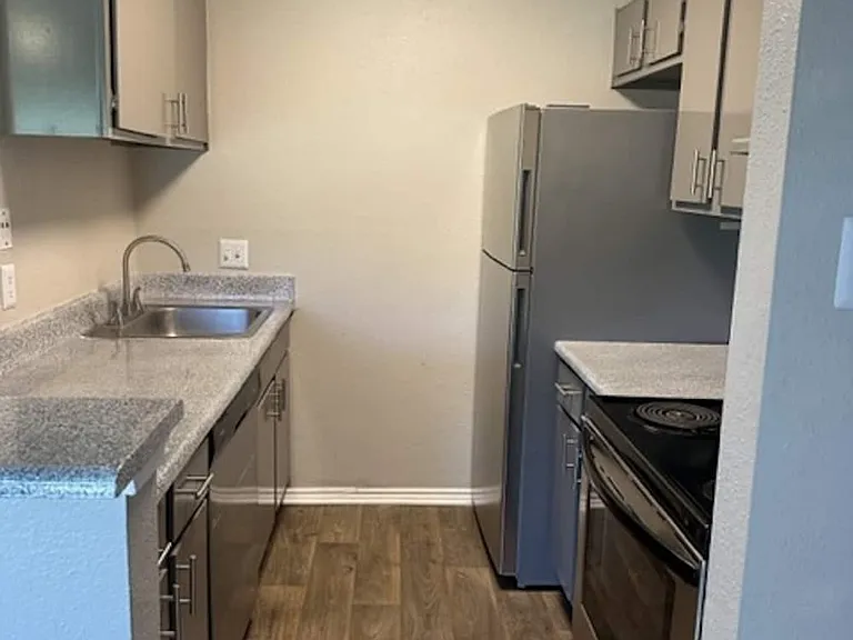 Fairway Square Apartments — Photo 23