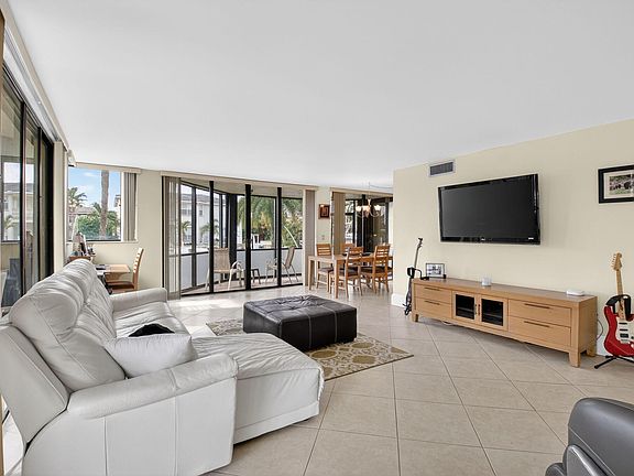 4th image of 800 Jeffery Street #111