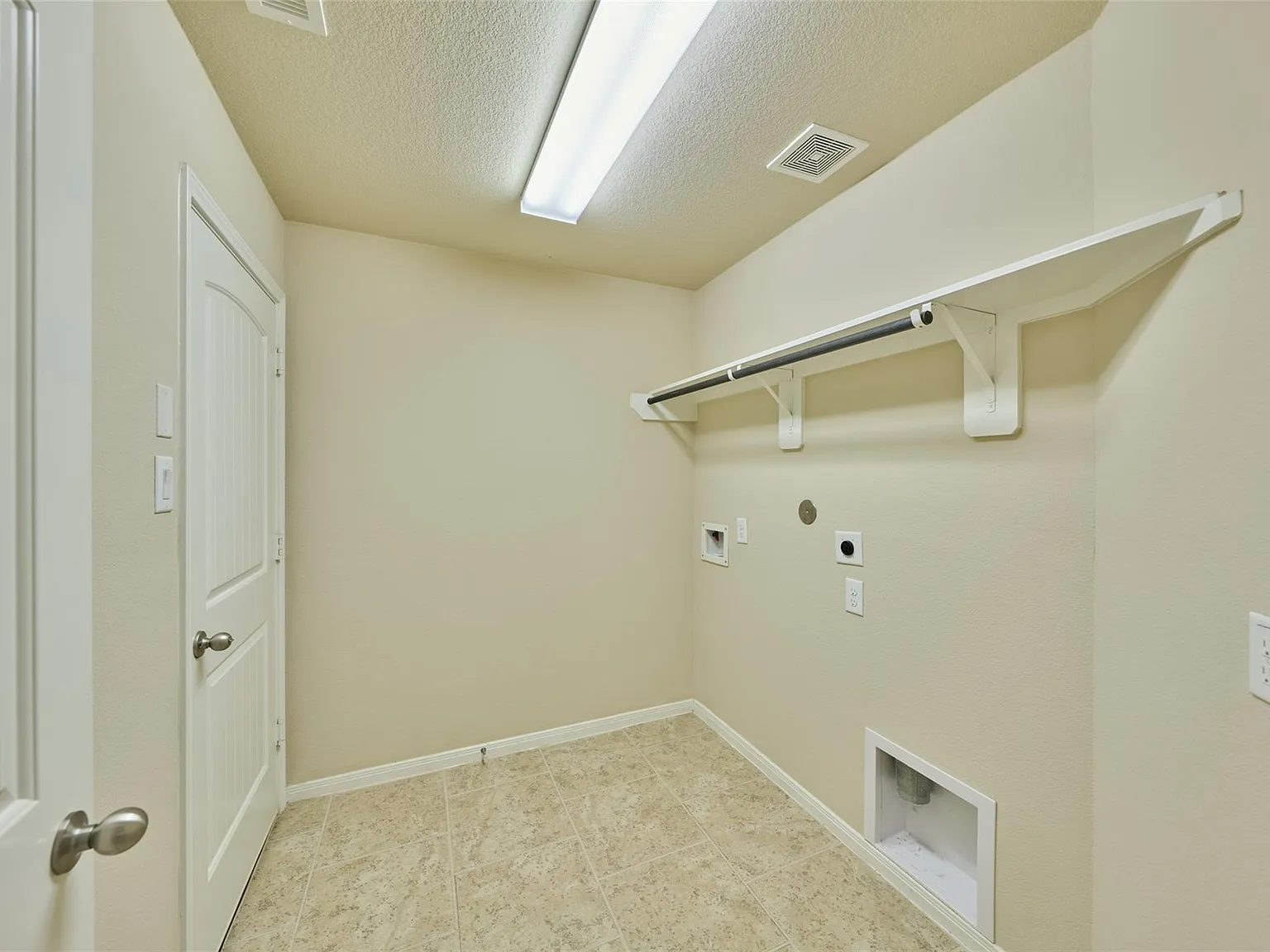 3 bed, 2.0 bath, 1570 sqft, $2,000 — Photo 4