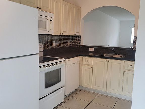 3rd image of 1260 SE 27th St Unit 105