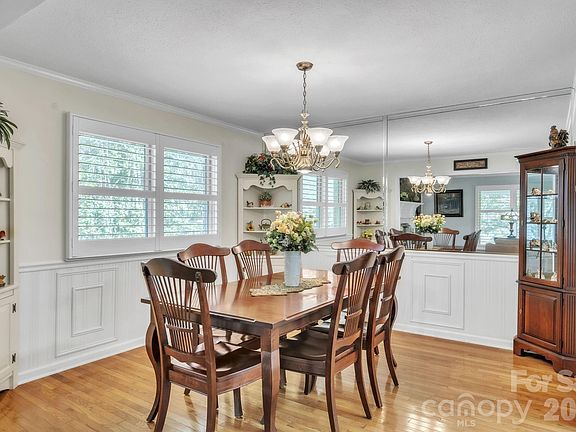4th image of 219 Raintree Dr