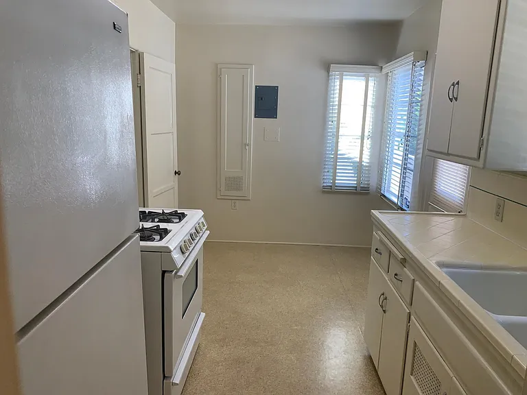 1028 Linden Ave #B — Photo 8
